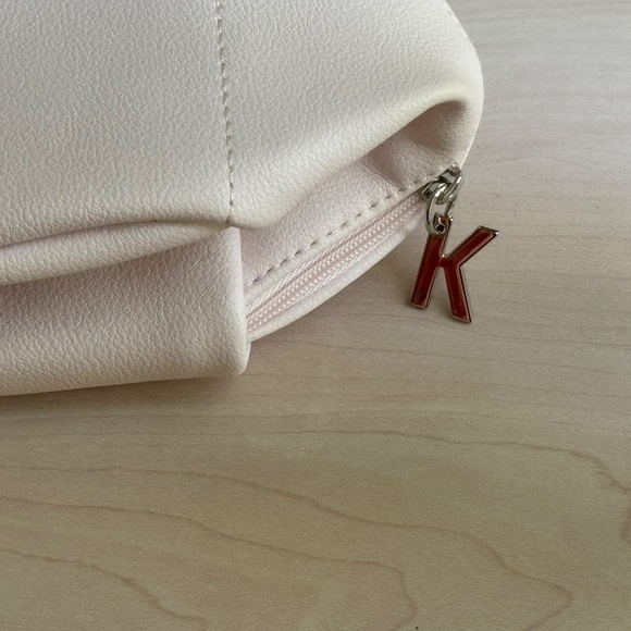New Kylie Cosmetics Light Pink Zippered Cosmetic Case  w/ Zipper Charm & Mirror - Picture 8 of 13